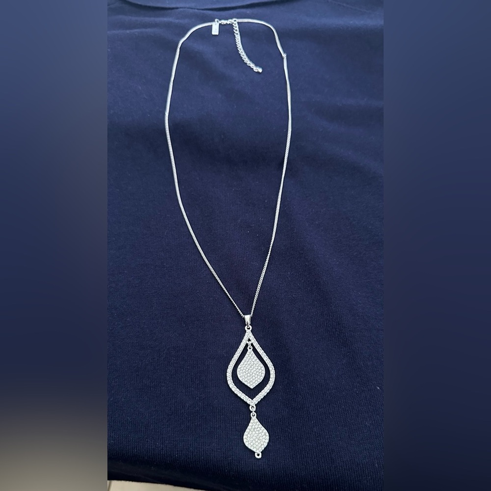 Silver-colored necklace, it's new, but I lost its tag